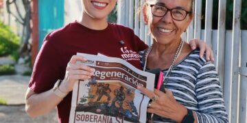 Atenea Gómez lleva el periódico Regeneración a la Región 237