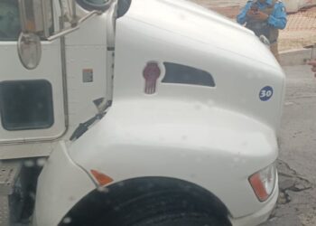 Camión se hunde en socavón en la Zona Hotelera de Cancún