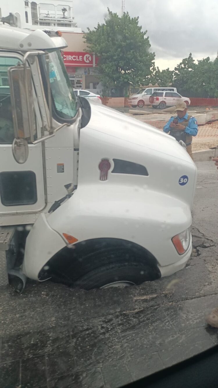 Camión se hunde en socavón en la Zona Hotelera de Cancún