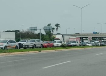 Caravana de transportistas paraliza carretera Cancún-Playa del Carmen