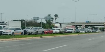 Caravana de transportistas paraliza carretera Cancún-Playa del Carmen