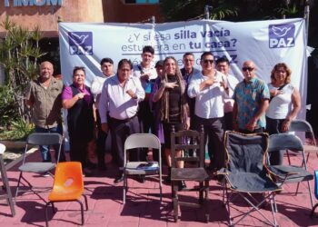 Coloca PAZ sillas vacías en Cancún en remembranza de desaparecidos