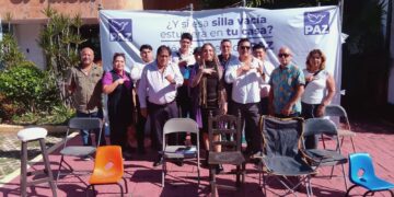 Coloca PAZ sillas vacías en Cancún en remembranza de desaparecidos
