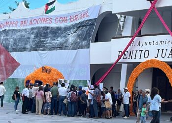 ¡Protesta internacional!; cuelgan activistas lona con bandera de Palestina en el Palacio Municipal de Cancún