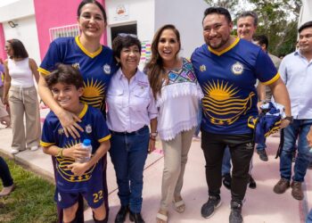 Estefanía Mercado acompaña entrega de 288 viviendas y centro comunitario en Puerto Aventuras