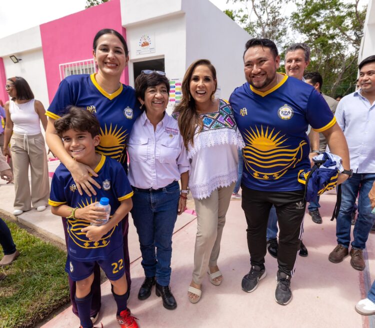 Estefanía Mercado acompaña entrega de 288 viviendas y centro comunitario en Puerto Aventuras