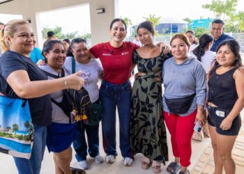 Estefanía Mercado acompaña entrega de máquinas de coser del programa FARO del Bienestar en Playa del Carmen