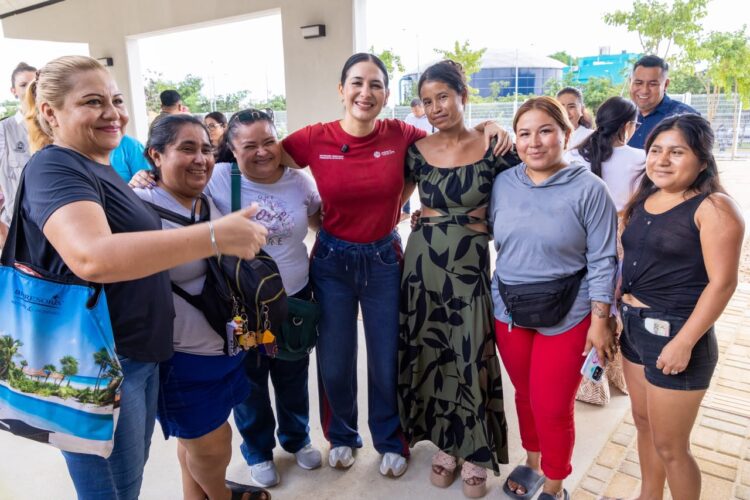 Estefanía Mercado acompaña entrega de máquinas de coser del programa FARO del Bienestar en Playa del Carmen