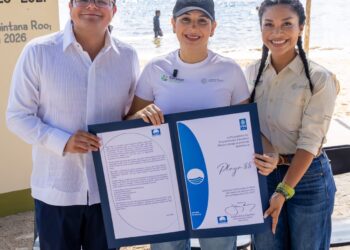 Estefanía Mercado encabeza izamiento Blue Flag; Playa del Carmen refrenda 15 distintivos
