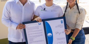 Estefanía Mercado encabeza izamiento Blue Flag; Playa del Carmen refrenda 15 distintivos