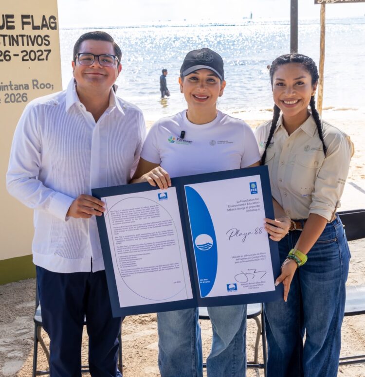 Estefanía Mercado encabeza izamiento Blue Flag; Playa del Carmen refrenda 15 distintivos