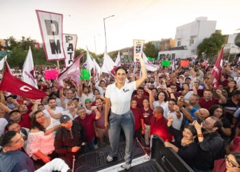 Estefanía Mercado encabeza multitudinaria concentración de unidad de MORENA