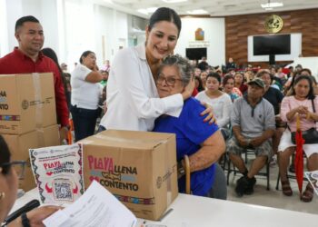 Estefanía Mercado entrega apoyos alimentarios de “Playa Llena, Corazón Contento”