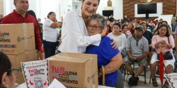 Estefanía Mercado entrega apoyos alimentarios de “Playa Llena, Corazón Contento”