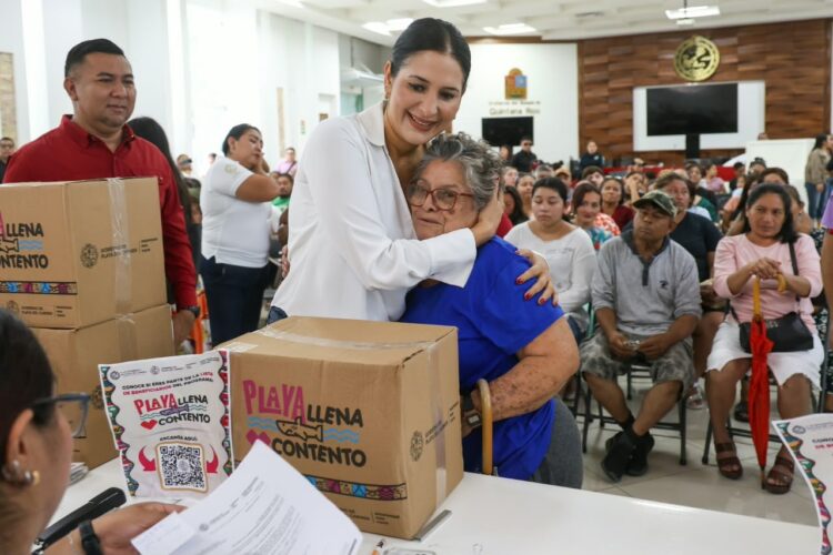 Estefanía Mercado entrega apoyos alimentarios de “Playa Llena, Corazón Contento”