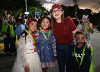 Familias de Isla Mujeres disfrutan del Desafío Zombie Run
