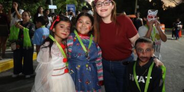 Familias de Isla Mujeres disfrutan del Desafío Zombie Run