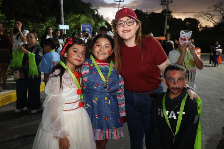 Familias de Isla Mujeres disfrutan del Desafío Zombie Run