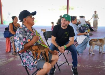 Fernando Muñoz acerca servicios veterinarios gratuitos a playenses