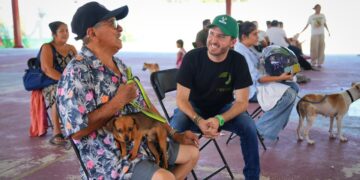 Fernando Muñoz acerca servicios veterinarios gratuitos a playenses