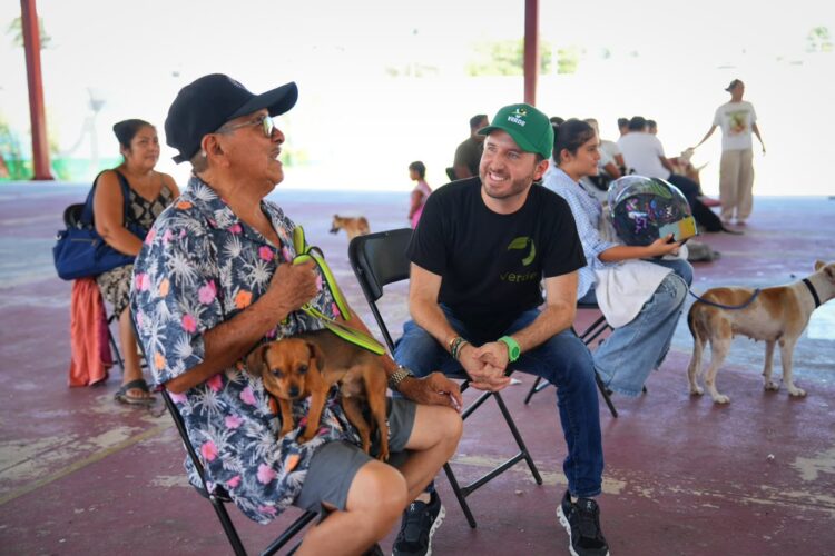 Fernando Muñoz acerca servicios veterinarios gratuitos a playenses