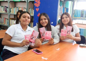 Gobierno de Isla Mujeres promueve detección oportuna del cáncer de mama entre estudiantes