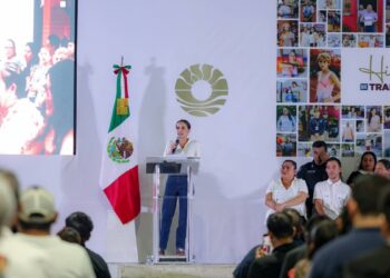 Lleva Ana Paty Peralta su informe de gobierno a Villas Otoch Paraíso
