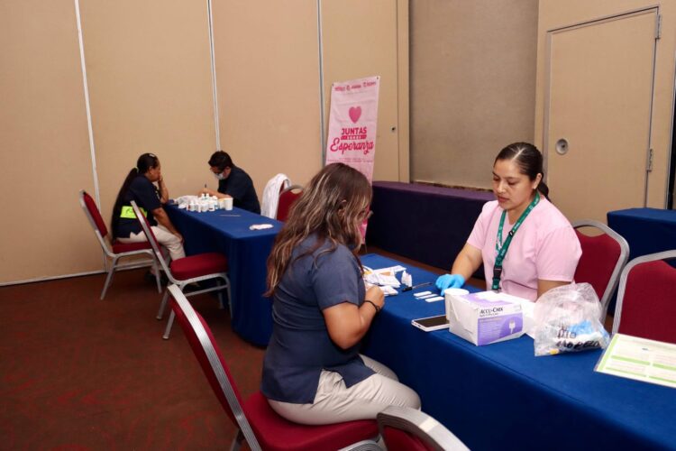 Lleva Blanca Merari atención médica a trabajadoras del turismo de Puerto Morelos