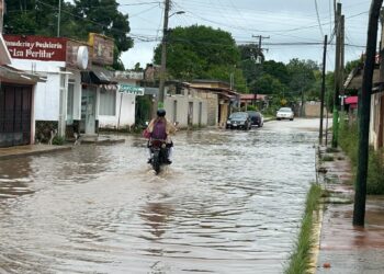 ¡Intransitables!; lluvias evidencian la gran falta de obras viales en Kantunilkin actualmente