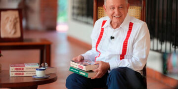 López Obrador presenta y dedica si libro ‘Pueblo’ a Claudia Sheinbaum y a la continuidad del proyecto