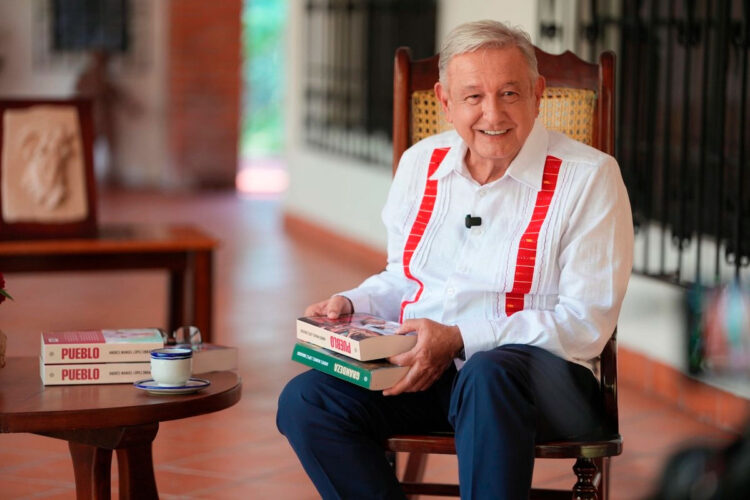 López Obrador presenta y dedica si libro ‘Pueblo’ a Claudia Sheinbaum y a la continuidad del proyecto
