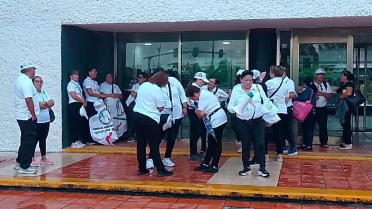 “No te vayas a enfermar, no tenemos material”: Protestan sindicalizados del IMSS en Cancún