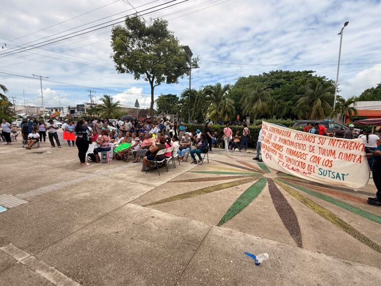 ¡No al recorte salarial!; protestan trabajadores municipales en Tulum por descuentos ilegales