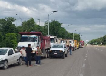 Protestan volqueteros afuera del Tren Maya en Cancún; exigen mayor paga