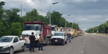 Protestan volqueteros afuera del Tren Maya en Cancún; exigen mayor paga