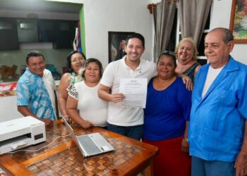 Se registra Renán Sánchez Tajonar en la interna de Morena, va por Cozumel