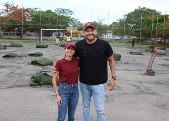 ¡Impulso al deporte!; renueva Ana Paty Peralta pasto sintético de diez canchas