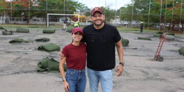 ¡Impulso al deporte!; renueva Ana Paty Peralta pasto sintético de diez canchas