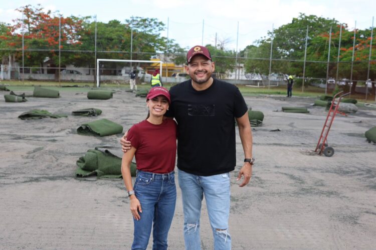 ¡Impulso al deporte!; renueva Ana Paty Peralta pasto sintético de diez canchas
