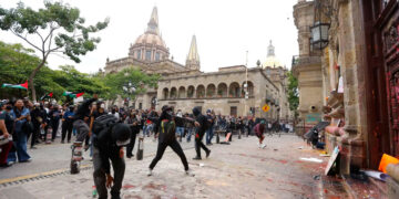 ¡Indignación total!; encapuchados revientan marcha pacífica por el agua en Guadalajara con actos vandálicos