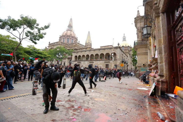 ¡Indignación total!; encapuchados revientan marcha pacífica por el agua en Guadalajara con actos vandálicos