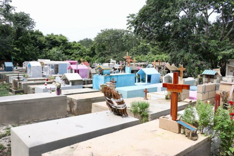 ¡Tradiciones vivas!; invita el gobierno municipal a embellecer las tumbas para el Día de Muertos